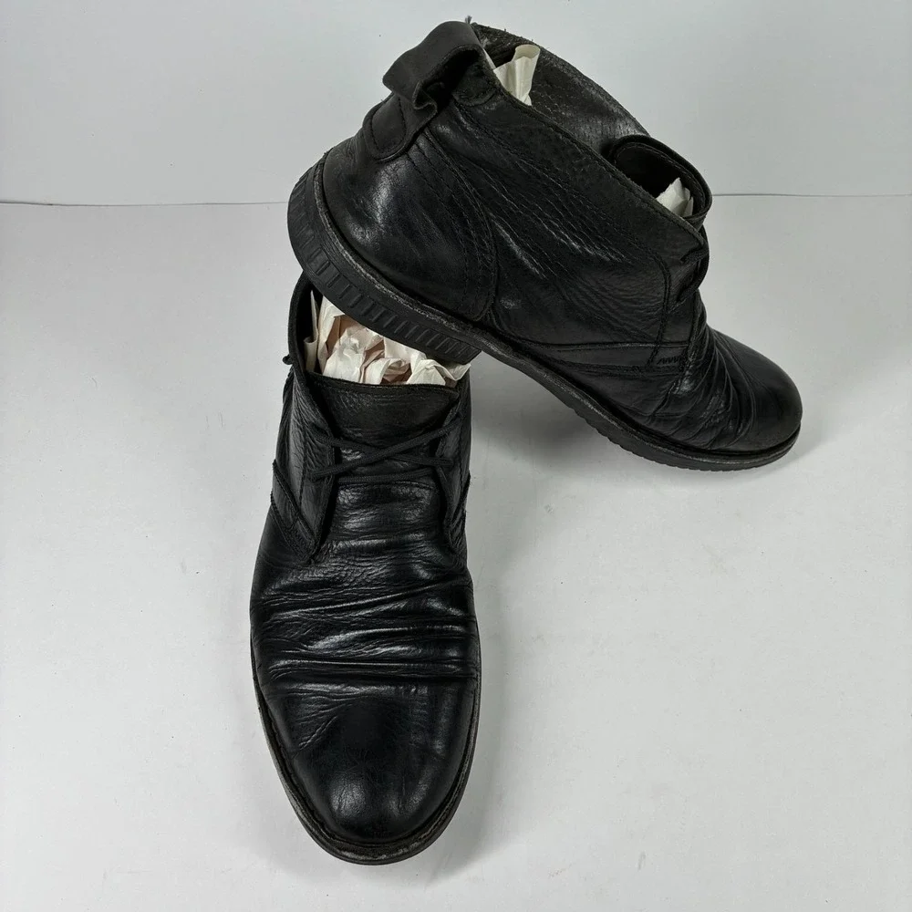 Kickers these chukka